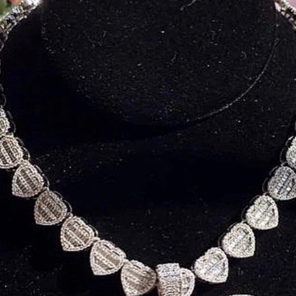 Cuban Heart Choker Necklace with Handcrafted Design and Sparkling - Picture 4 of 5